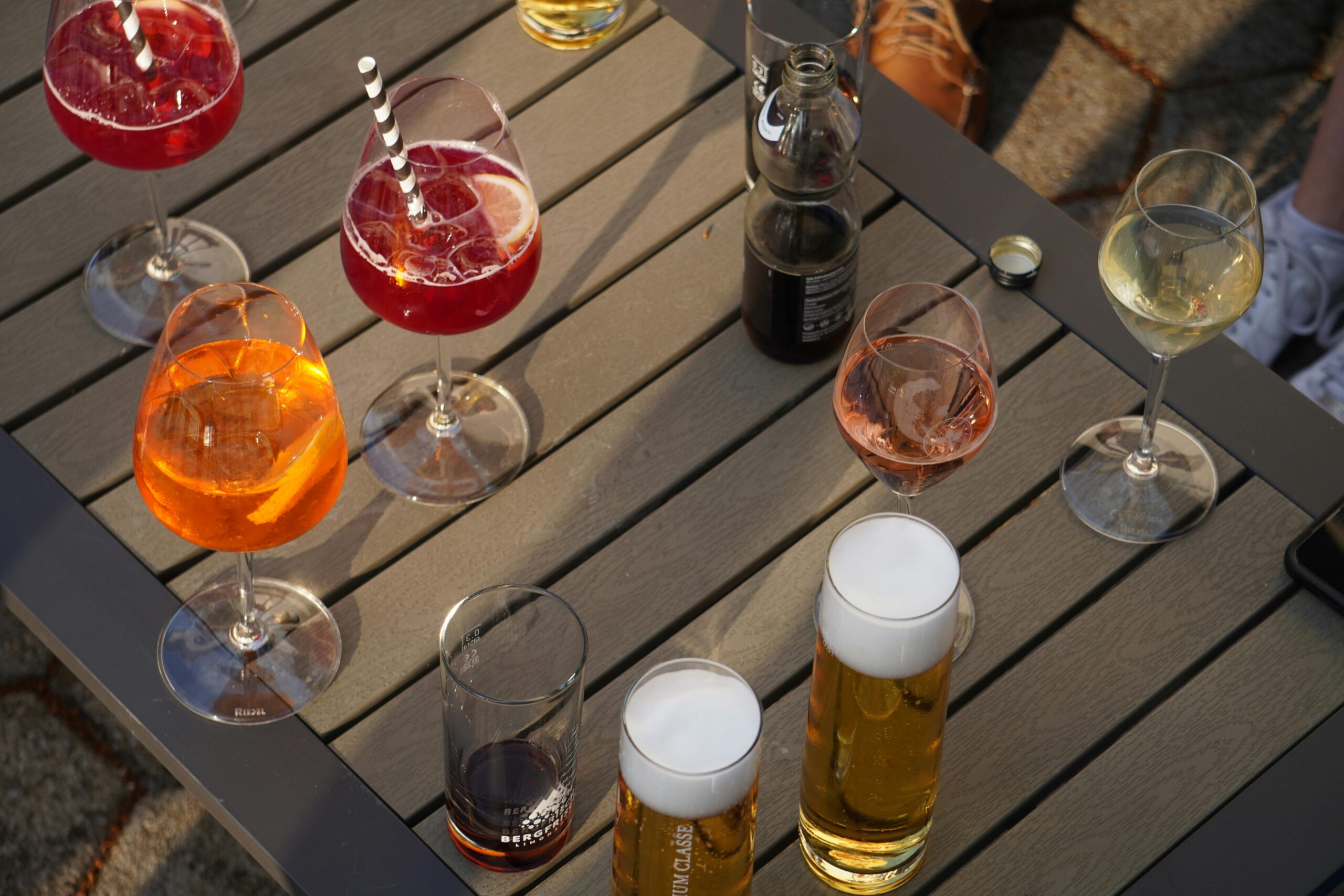 Verschiedene alkoholische Getränke wie Bier, Wein und Aperol auf einem Tisch