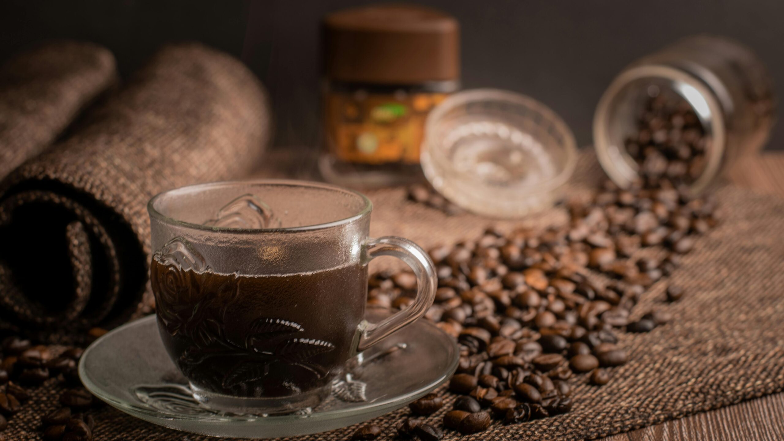Kaffeebohnen und eine Tasse Kaffee