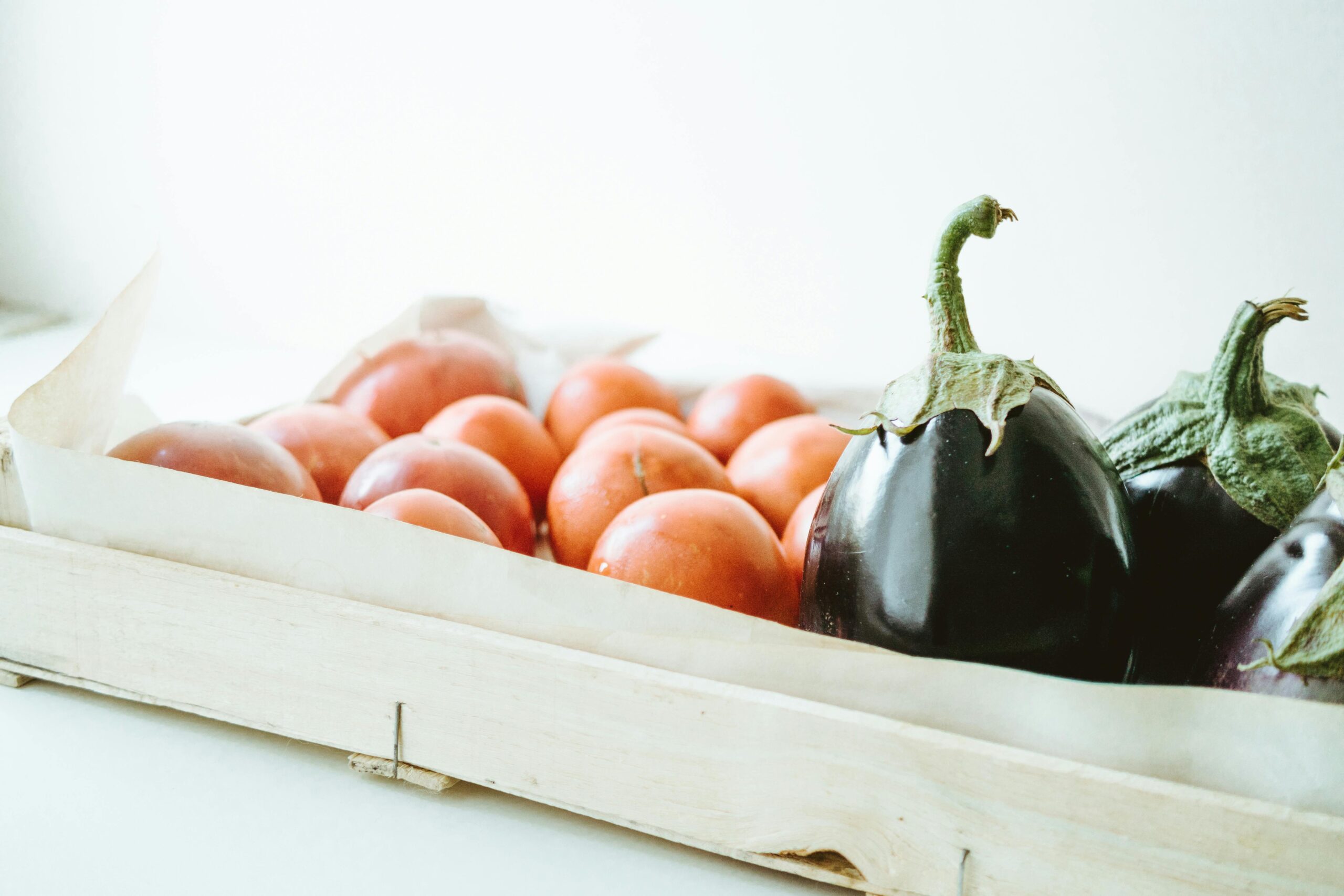 Tomaten und Auberginen in einem Korb